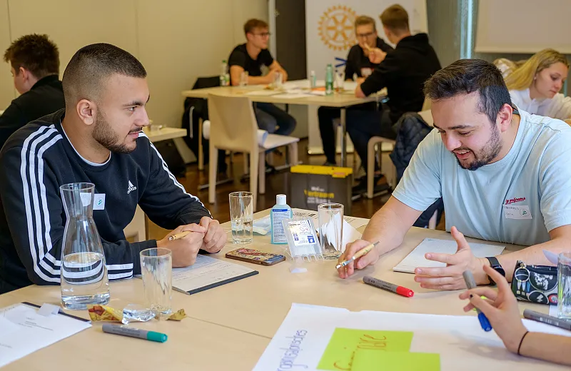 Lehrlinge bei der Arbeit