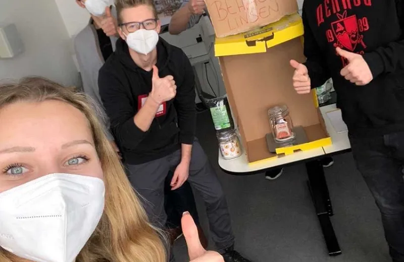 Lehrlinge mit Prototyp